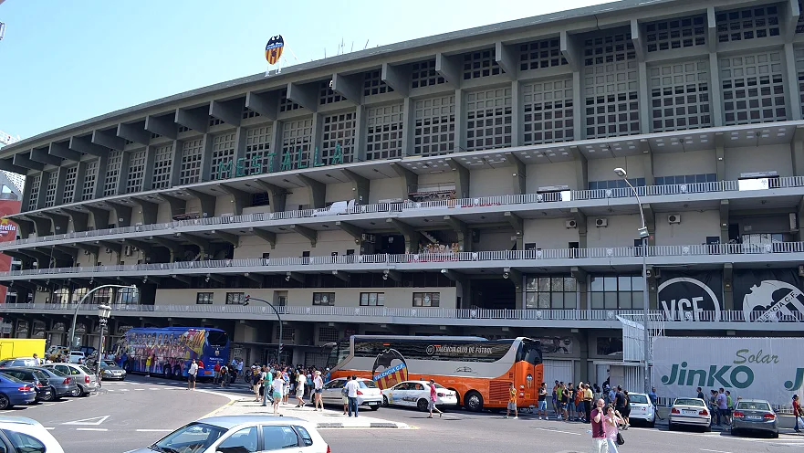 为什么西甲盛产技术型球员：一种足球哲学的传承·赛场纵深