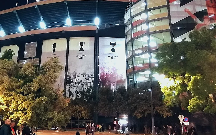 门将出球组织的赛场实拍(组织进攻的战术价值)
