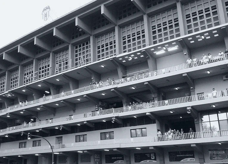 老式球场与历史氛围实拍(马拉卡纳的万众期待)